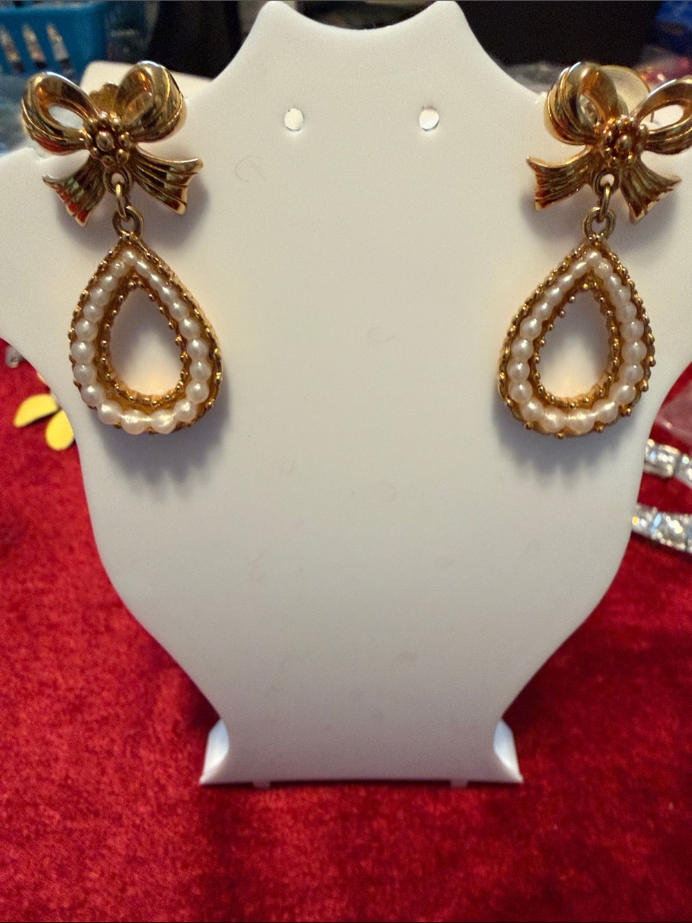 Vintage Avon gold tone pierced earrings with faux pearls like new condition